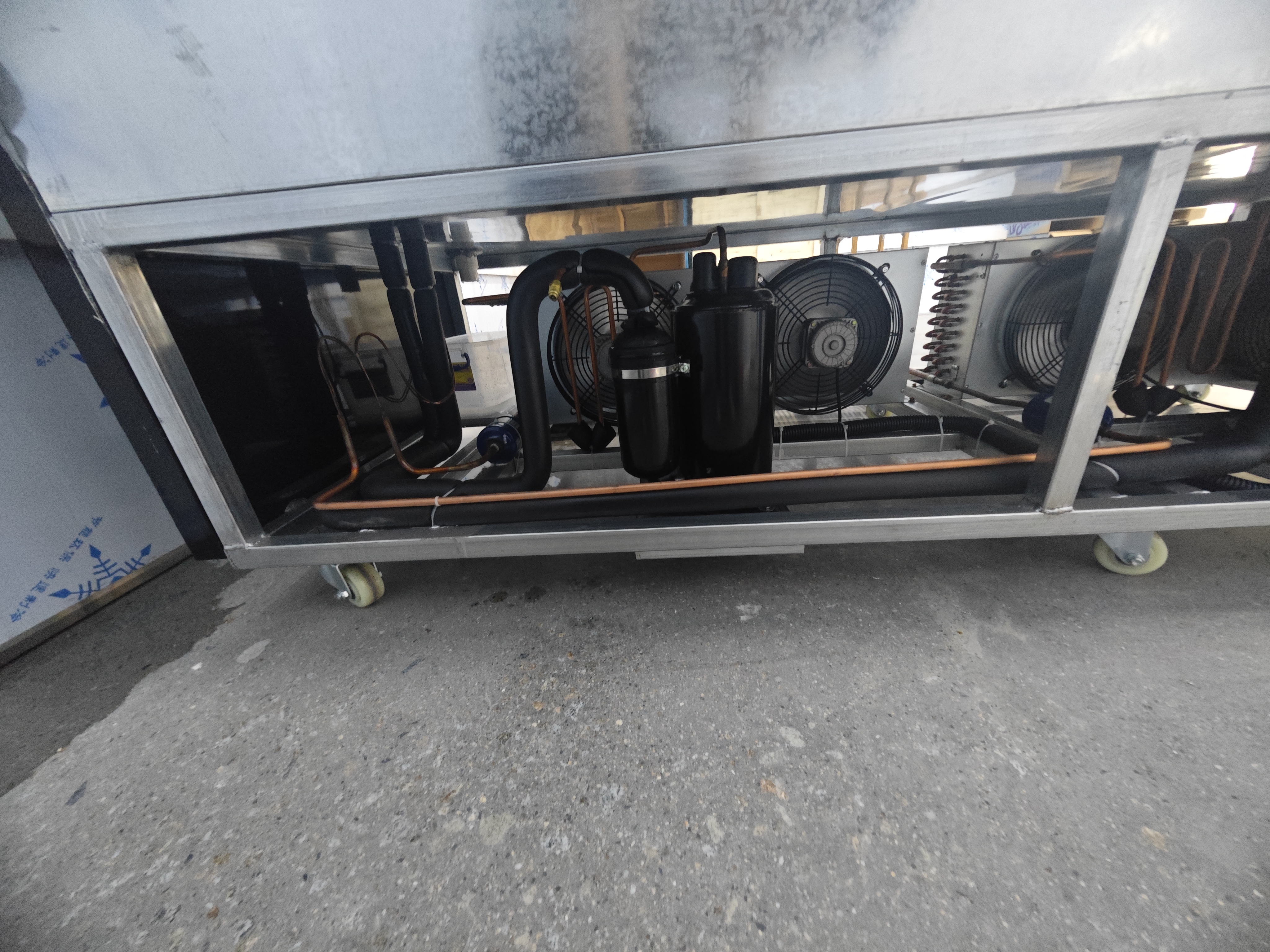 Air curtain cabinet plastic molding machine